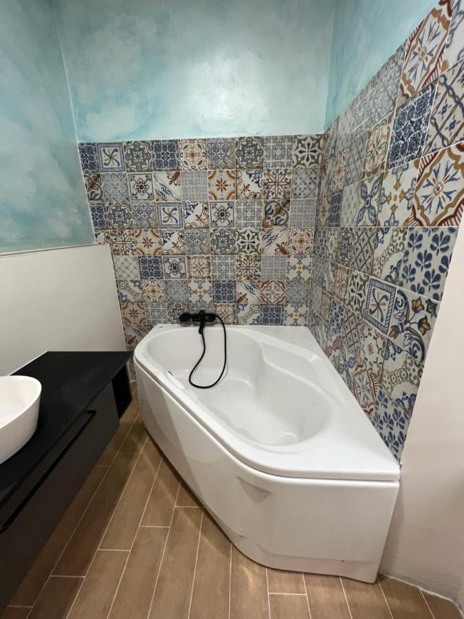 Alla Scalinata Del Teatro Rossetti Confort Suites Parcheggio 的里雅斯特 外观 照片