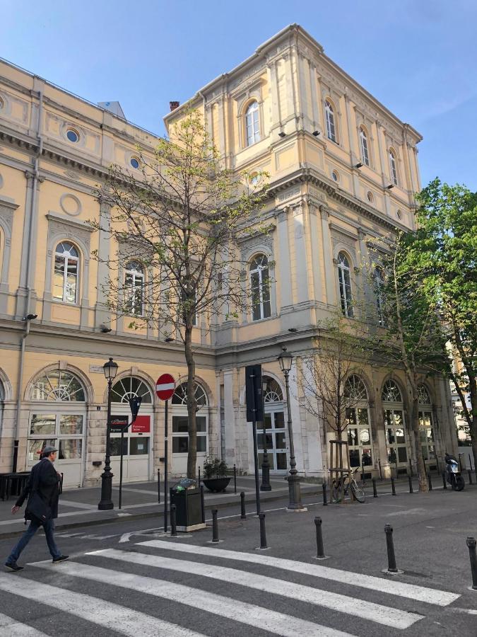 Alla Scalinata Del Teatro Rossetti Confort Suites Parcheggio 的里雅斯特 外观 照片