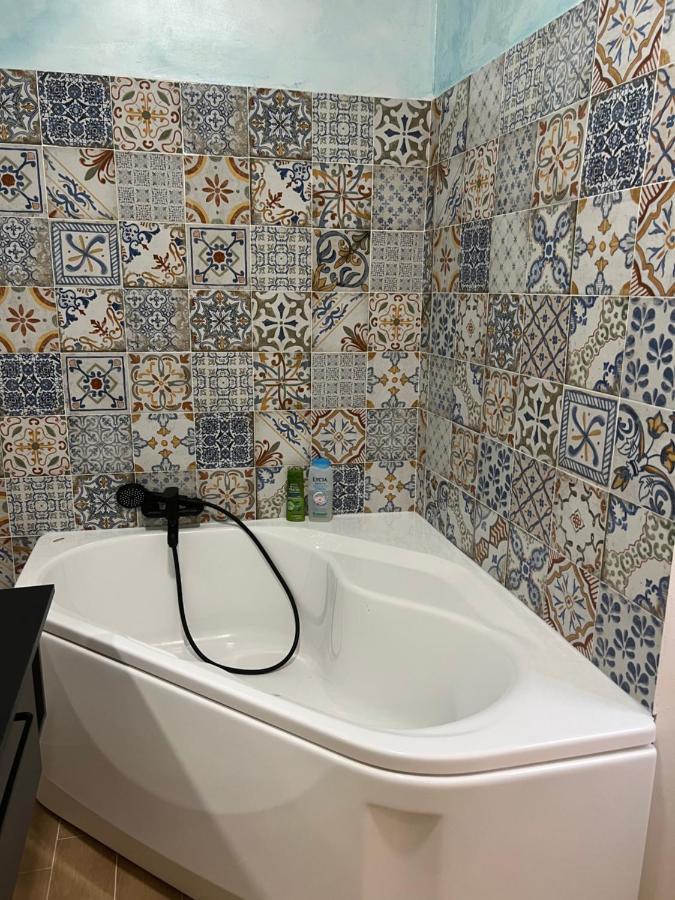 Alla Scalinata Del Teatro Rossetti Confort Suites Parcheggio 的里雅斯特 外观 照片