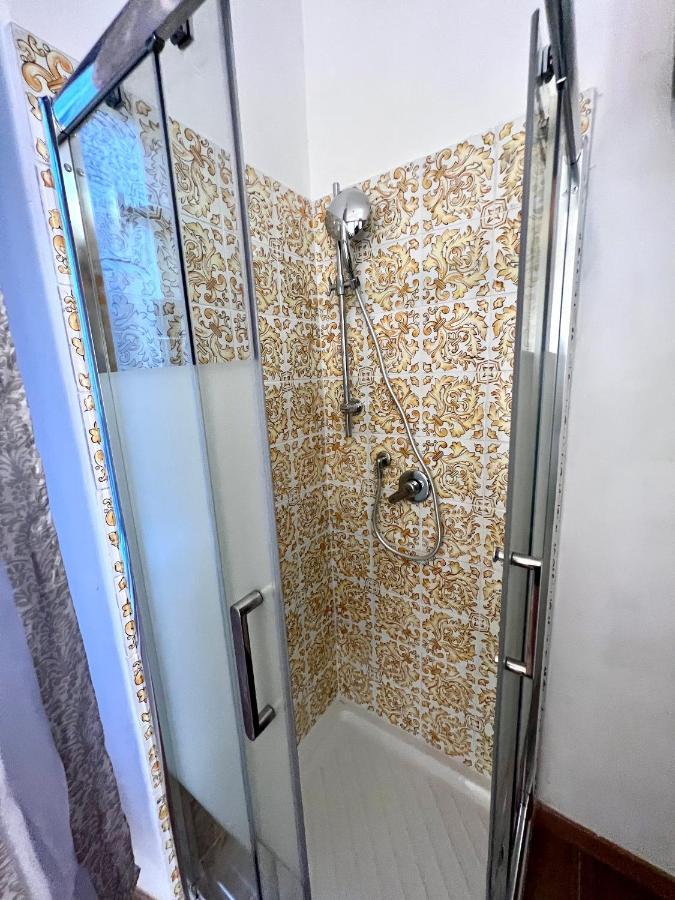 Alla Scalinata Del Teatro Rossetti Confort Suites Parcheggio 的里雅斯特 外观 照片