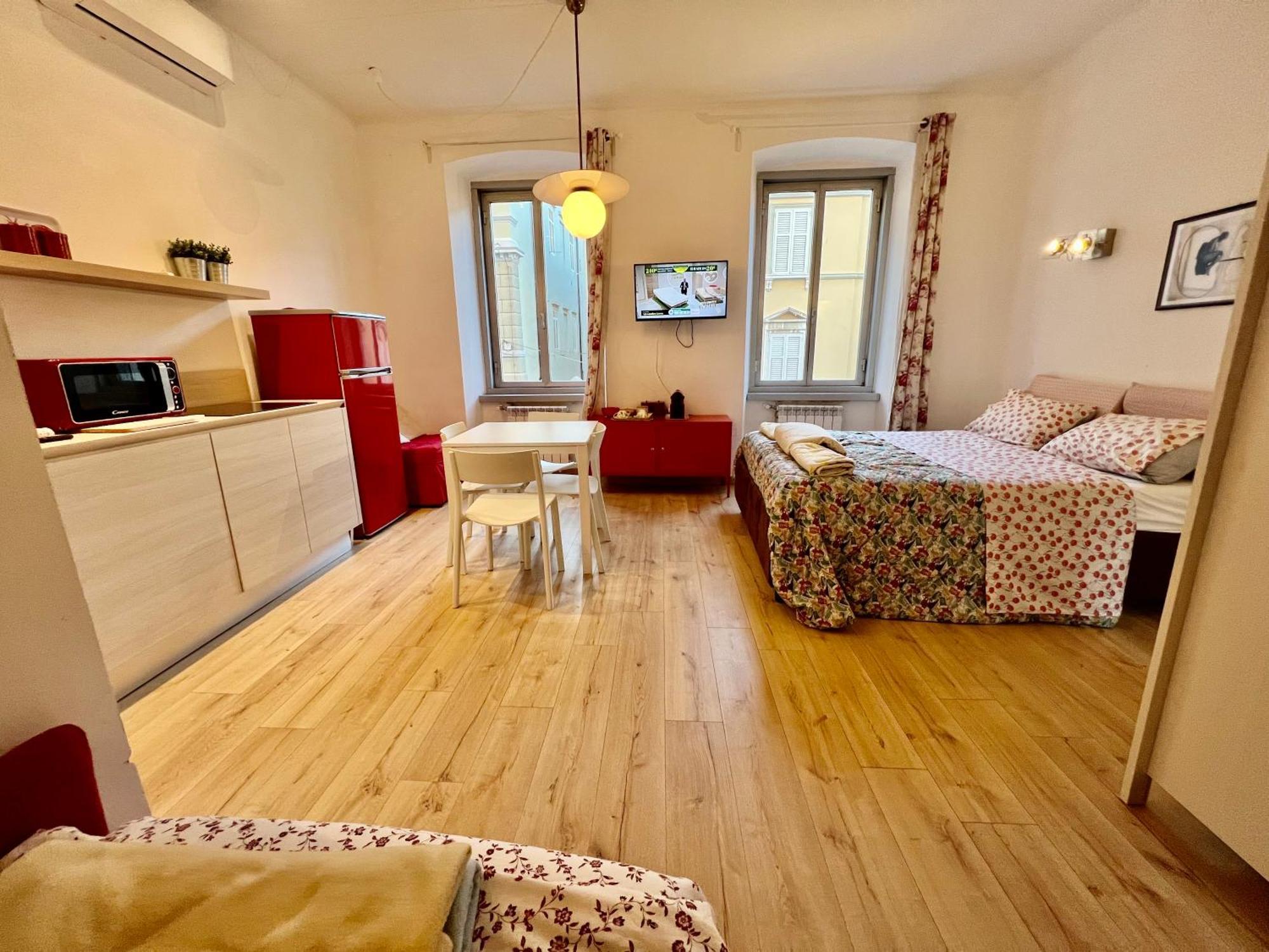 Alla Scalinata Del Teatro Rossetti Confort Suites Parcheggio 的里雅斯特 外观 照片