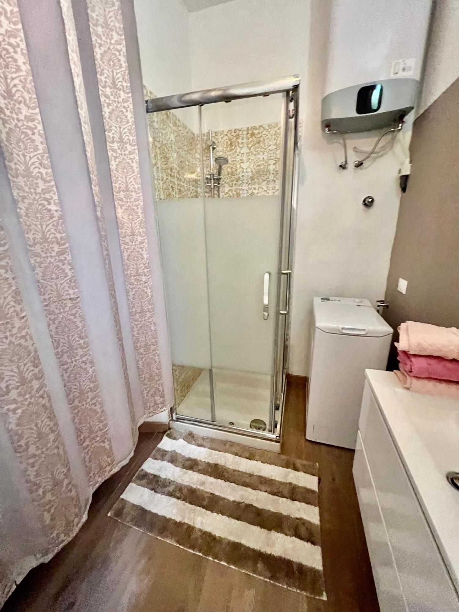 Alla Scalinata Del Teatro Rossetti Confort Suites Parcheggio 的里雅斯特 外观 照片