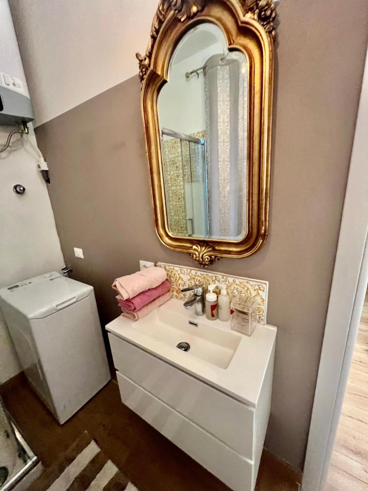 Alla Scalinata Del Teatro Rossetti Confort Suites Parcheggio 的里雅斯特 外观 照片
